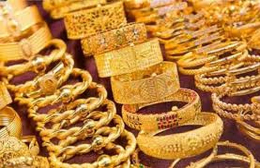 दो नौकरानियां हीरा कारोबारी के घर से नकदी व 51 तोला सोना ले उड़ी