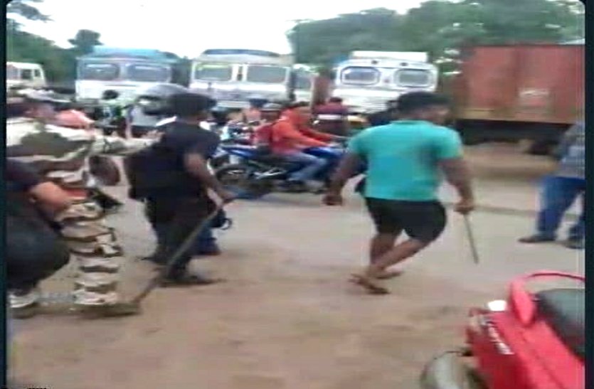 BSP बोरिया गेट के सामने ट्रक चालकों का उत्पात, BSP कर्मी को मारने रॉड और सब्बल लेकर फैलाया दहशत