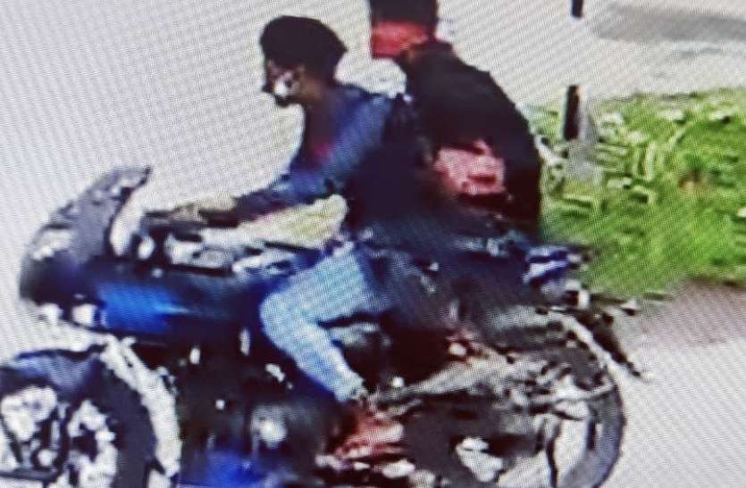 राह चलती महिला का पर्स छीन ले गए ये उचक्के राह चलती महिला का पर्स छीन ले गए ये उचक्के