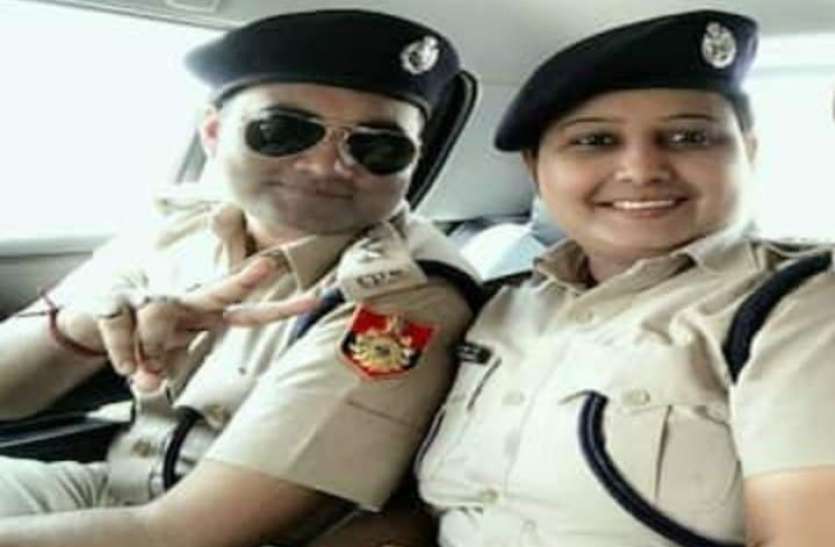 reshu_krishna.jpg महिला DSP ने पति को पहनाई IPS की वर्दी, हड़कंप मचा तो PMO ने बैठाई जांच, जानिए क्या है पूरा मामला
