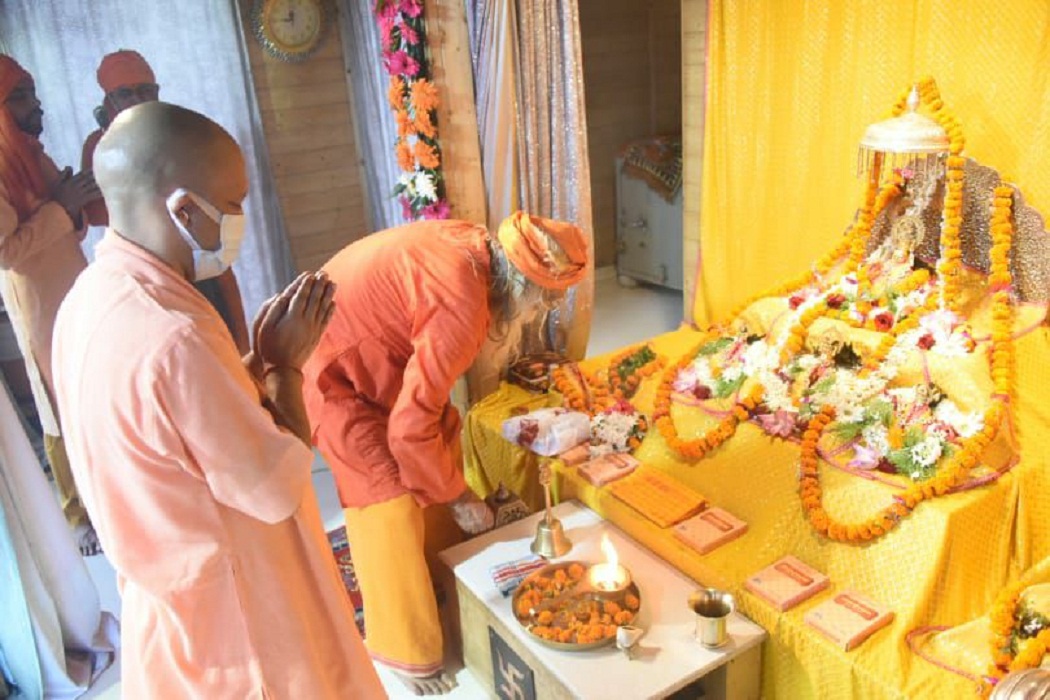 CM Yogi performed the aarti of Shri Ramlala | Ram Mandir Ayodhya : 12 बजे  के शुभ मुहूर्त पर सीएम योगी ने श्री रामलला की उतारी आरती | Patrika News