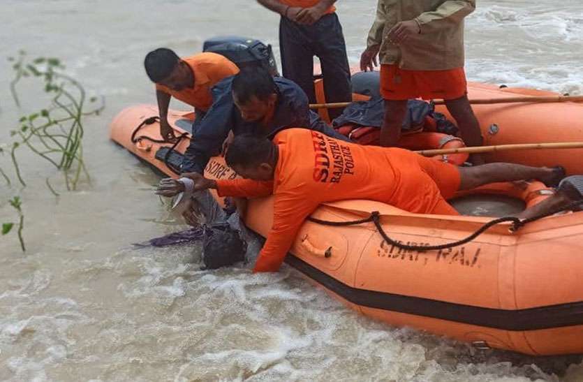 32 घंटे बाद गड्ढे में मिला पानी में बहे रामजीलाल का शव 32 घंटे बाद गड्ढे में मिला पानी में बहे रामजीलाल का शव