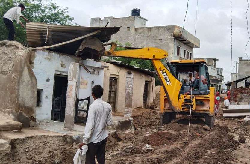 रास्ते में बना लिए मकान, 25 साल बाद अतिक्रमण पर गरजा पीला पंजा रास्ते में बना लिए मकान, 25 साल बाद अतिक्रमण पर गरजा पीला पंजा