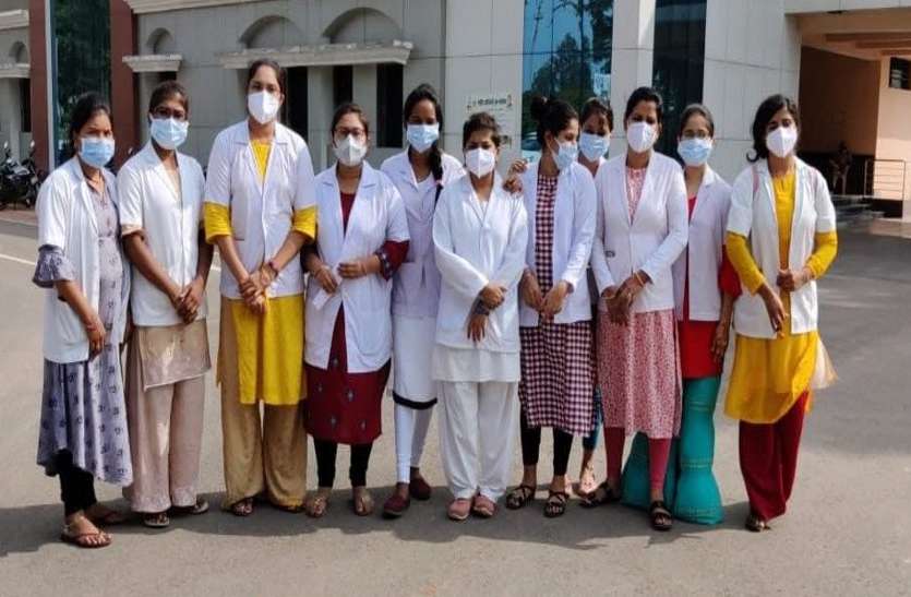 अस्थायी कोविड कर्मचारियों ने अपर कलेक्टर को सौंपा ज्ञापन अस्थायी कोविड कर्मचारियों ने अपर कलेक्टर को सौंपा ज्ञापन