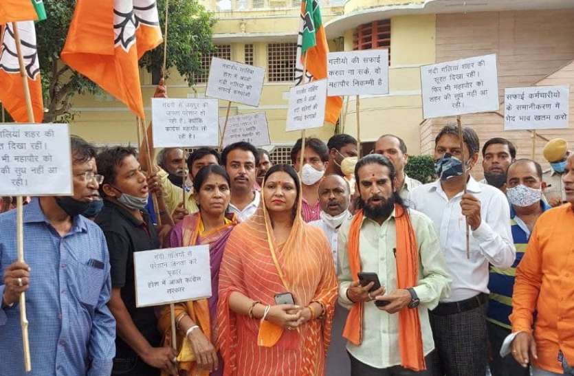 गलियां साफ नहीं हो रहीं, सफाईकर्मी भी नहीं मिल रहे पूरे गलियां साफ नहीं हो रहीं, सफाईकर्मी भी नहीं मिल रहे पूरे