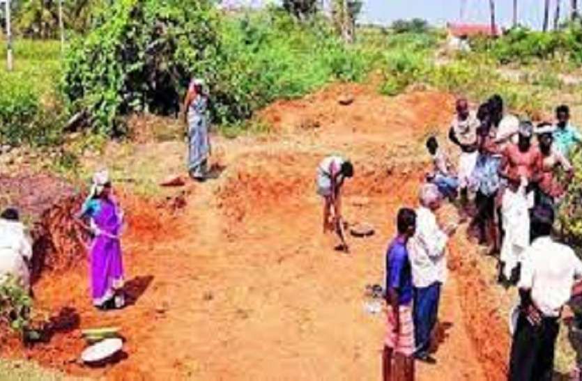 फरलो की बजाय अब होगी करनी होगी दिहाड़ी, पोस मशीन की तर्ज पर लगेगी मनरेगा श्रमिकों की हाजिरी फरलो की बजाय अब होगी करनी होगी दिहाड़ी, पोस मशीन की तर्ज पर लगेगी मनरेगा श्रमिकों की हाजिरी