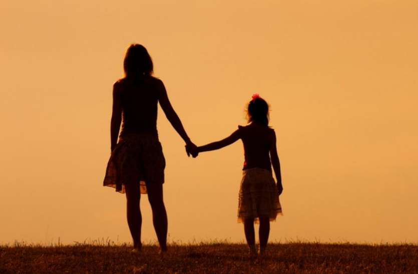 mother-daughter.jpg पिता के पास बेटी के लिए शर्तें तय करने का अधिकार नहीं, मां का सरनेम भी इस्तेमाल कर सकते हैं बच्चे: दिल्ली हाई कोर्ट