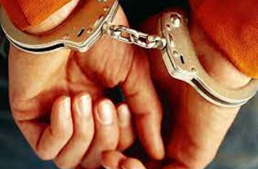Vigilance team arrested Panchayati Raj auditor red handed taking bribe विजिलेंस टीम ने घूस लेते रंगे हाथों पंचायती राज के ऑडिटर को किया गिरफ्तार