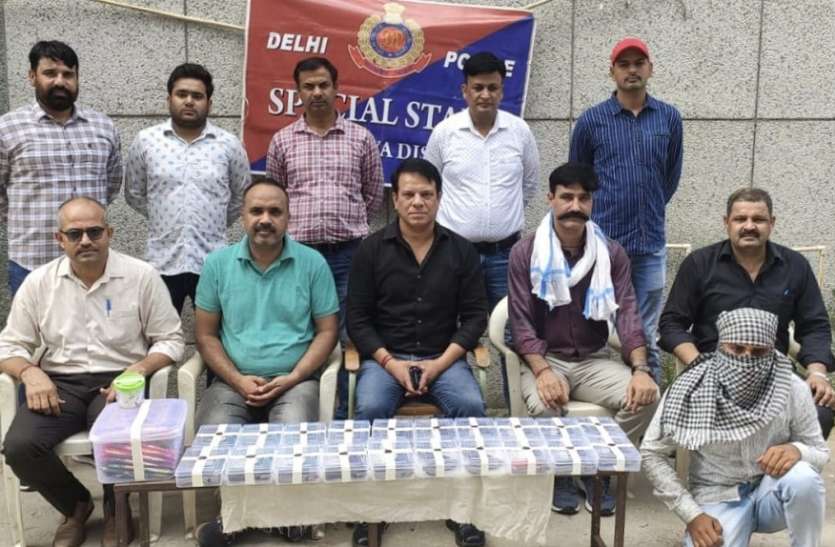 दिल्ली में हथियारों का जखीरा बरामद 15 अगस्त से पहले दिल्ली में हथियारों का जखीरा बरामद, गुब्बारा वाला बनकर कर रहा था सप्लाई