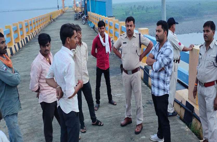 Mohanpura Dam Rajgarh Mohanpura Dam Rajgarh News डैम पर कर्मचारियों की दबंगई, खुद खुलेआम करते हैं गलत काम और सैलानियों को मारते हैं लाठियां
