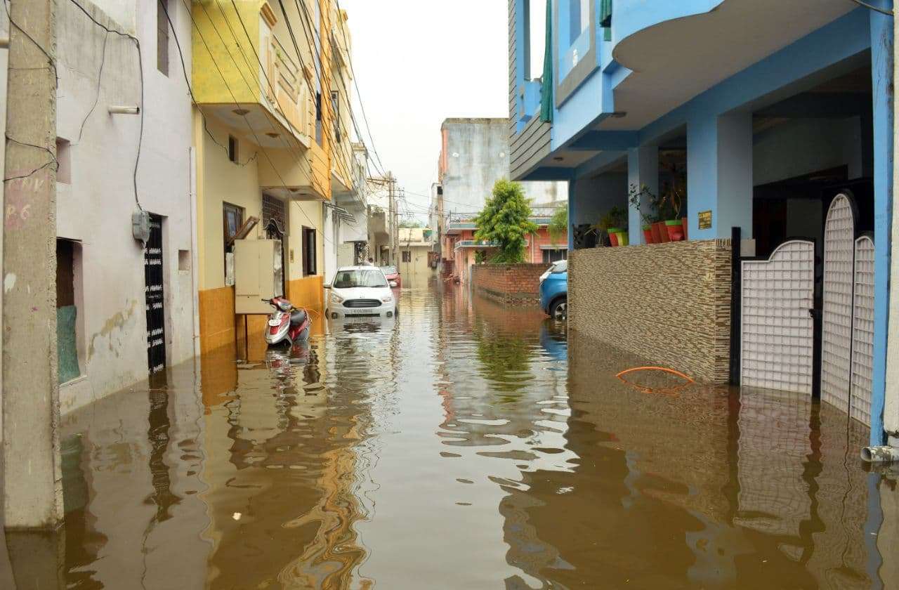 दशकों पहले घोंट दिया नदी-नालों व तालाबों का गला, अब गले तक आ रही बाढ़