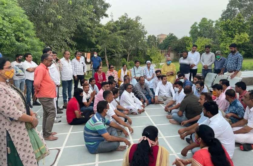pushpendra.jpg 2.10 लाख रुपए की आर्थिक सहायता दी, बच्चों को पढ़ाने का उठाएंगे खर्चा