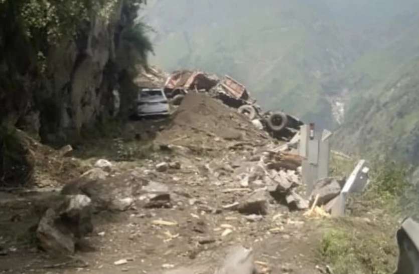 landslide in Himachal Pradesh हिमाचल में भूस्खलन से बड़ा हादसा: अब तक 10 की मौत, 25 से अधिक लोगों के फंसे होने की आशंका
