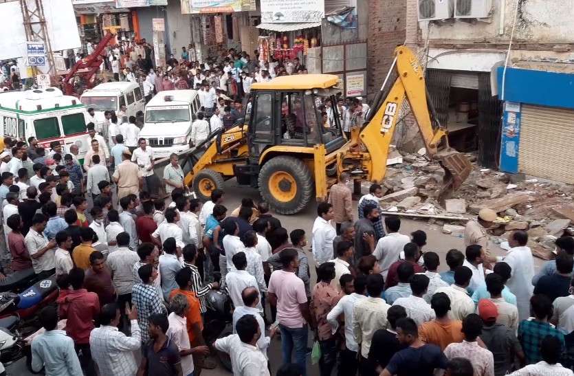 Two Woman Death In Falling House balcony in Jalore जालोर में बड़ा हादसा, पुराने भवन में चल रहा था बैंक, छज्जा गिरने से दो की मौत