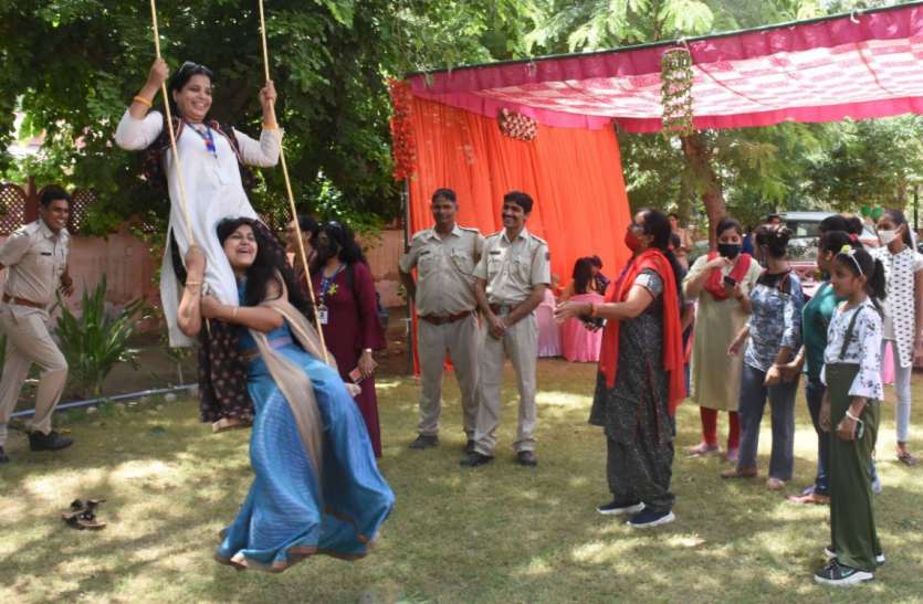 थानों में लगे झूले, महिलाओं ने मनाई तीज थानों में लगे झूले, महिलाओं ने मनाई तीज