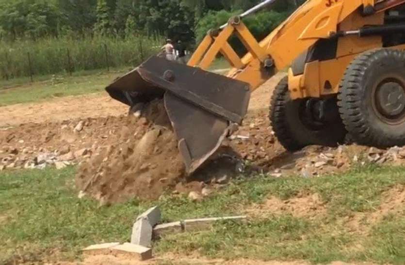 3330.jpg 18 बीघा भूमि पर बस रही कॉलोनी को किया ध्वस्त
