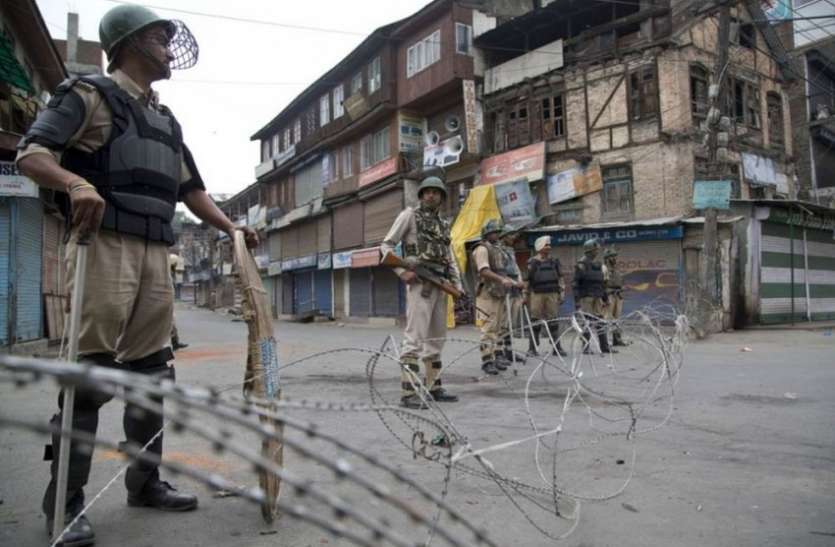 bjp leader attacked by terroris जम्मू-कश्मीर में आतंकियों ने भाजपा नेता पर ग्रेनेड से करा हमला, 5 लोग जख्मी