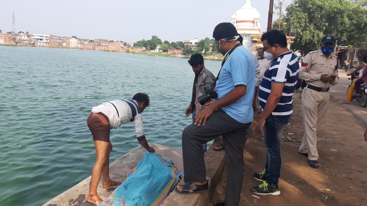 शुक्रवार की सुबह तालाब में मिला शव