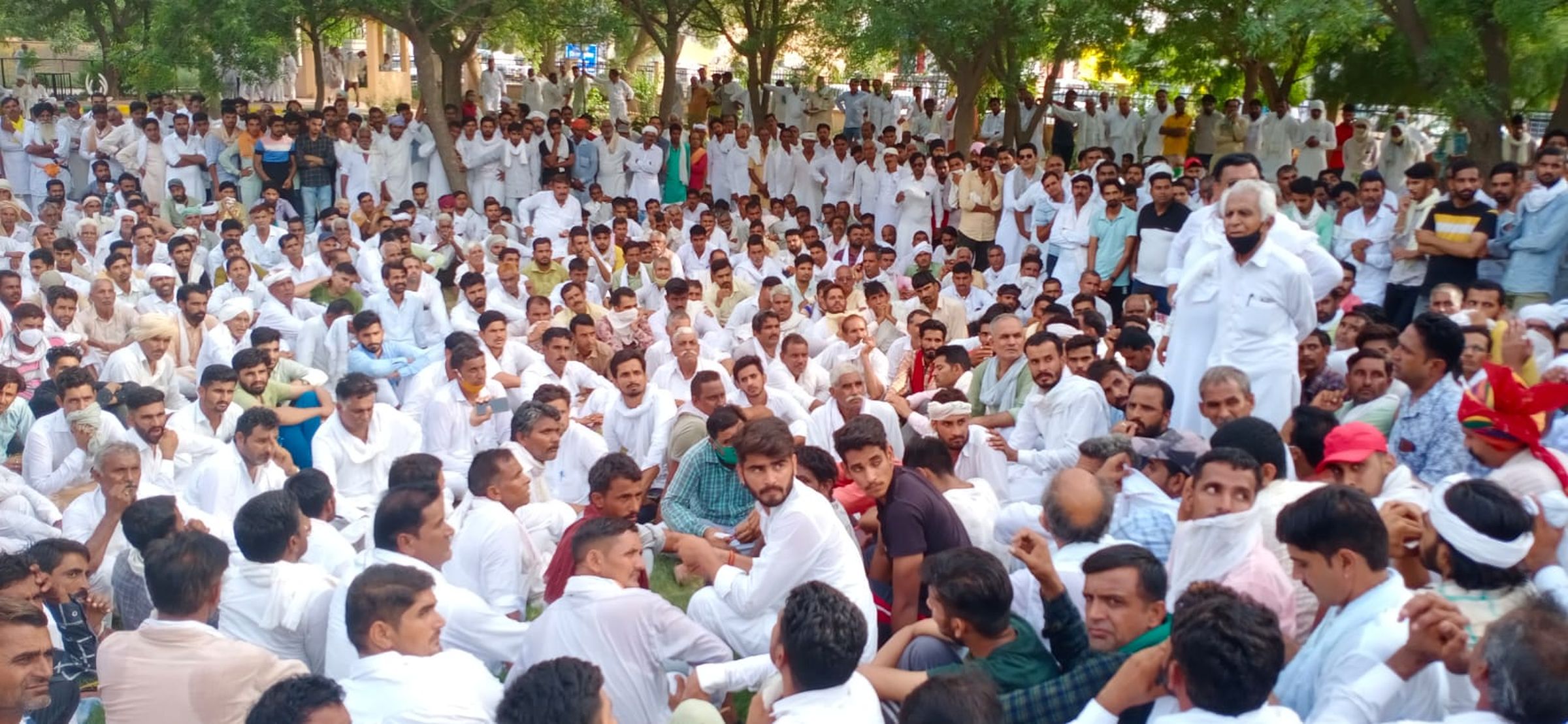 दहेज हत्या मामले में शेष नामजद आरोपियों की गिरफ्तारी की मांग पर घेरा एसपी कार्यालय