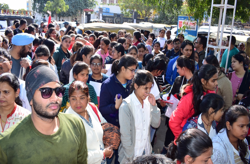 इंजीनियरिंग प्रवेश परीक्षाओं के विद्यार्थी असमंजस में