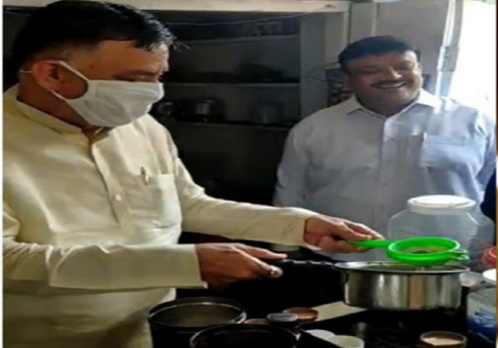 UP Cabinet Minister: कानपुर में भ्रमण के दौरान कैबिनेट मंत्री ने एक टी-स्टाल पर पहुंच खुद बनाई चाय, वीडियो हुआ वायरल