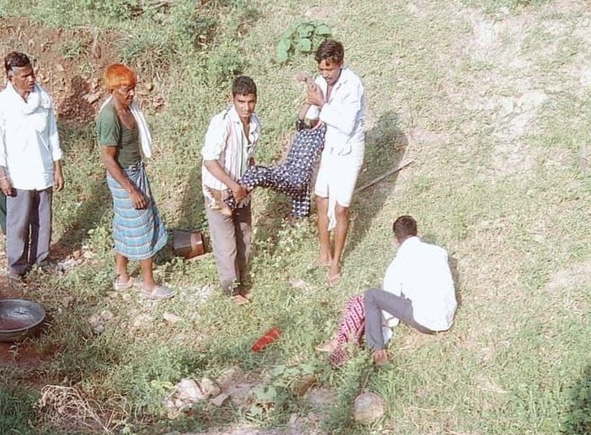 बांसवाड़ा : बिना मुंडेर के कुएं में गिरने से तीन मासूमों की मौत, बचाने में मां डूबते-डूबते बची
