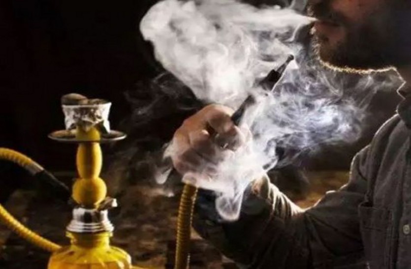 राजनांदगांव जिले के इस नामी होटल की आड़ में चल रहा था हुक्काबार, पुलिस ने आधी रात छापा मारा तो धुएं का कश लगाते मिले ग्राहक