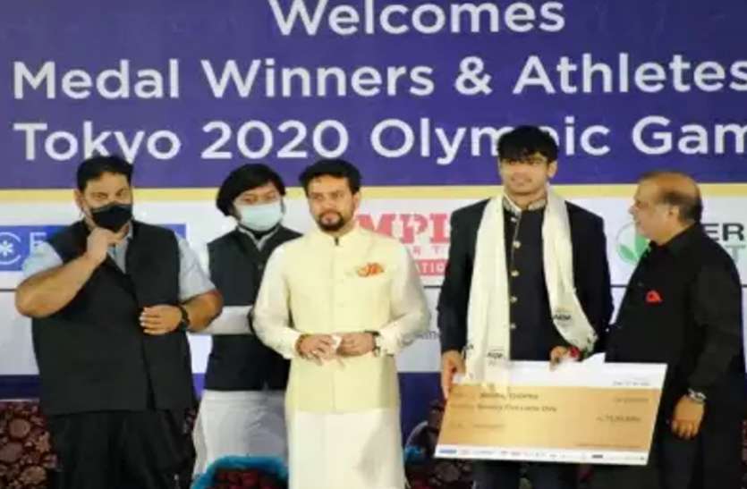 neeraj_chopra.jpg आईओए ने टोक्यो ओलंपिक में मेडल जीतने वाले भारतीय खिलाड़ियों को नगद पुरस्कार देकर किया सम्मानित