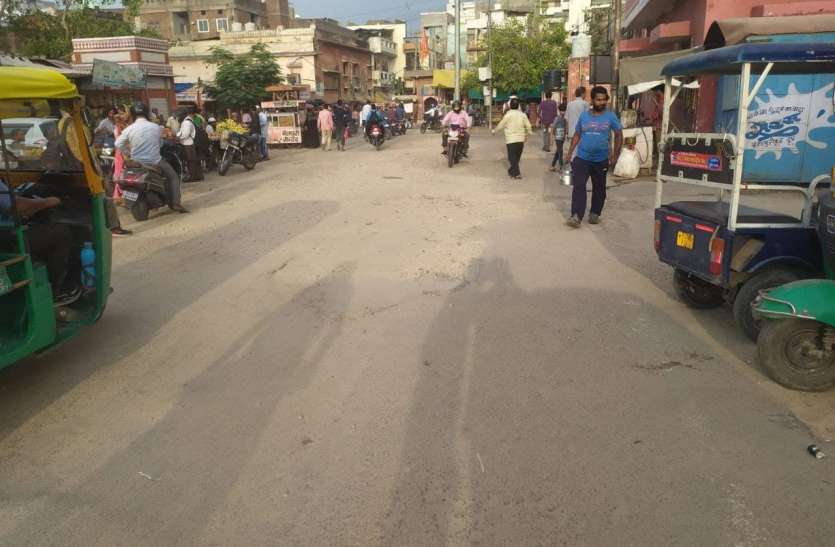 sanjay_bazaar.jpg सड़कें खोदकर बनाना भूल गए, लाखों लोग रोज हो रहे परेशान