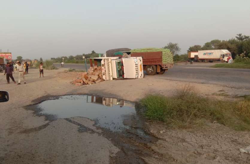शराब से भरी पिकअप पलटने से हाइवे पर बिखरी शराब की बोतलें शराब से भरी पिकअप पलटने से हाइवे पर बिखरी शराब की बोतलें