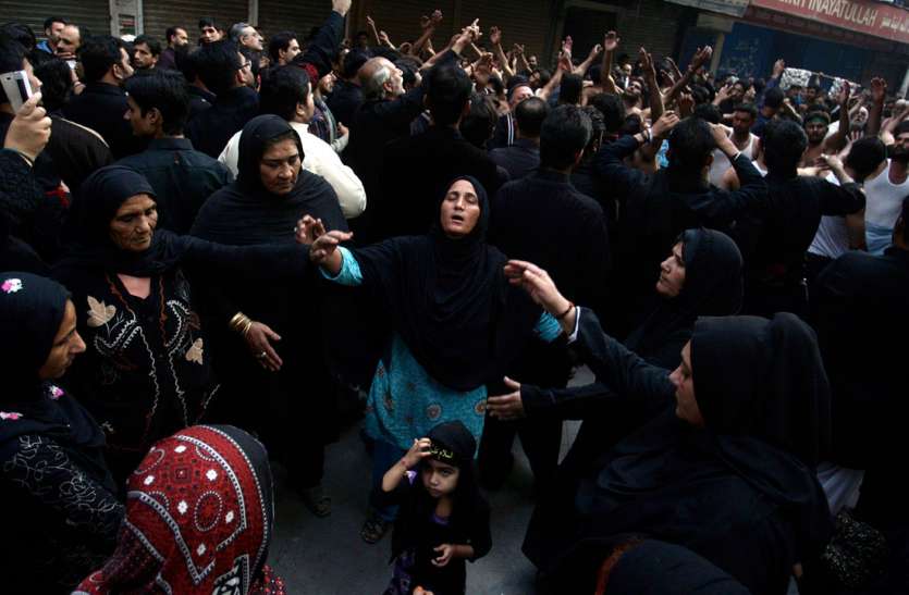 muharram_1.jpg Muharram 2021: इस्लाम में क्यों मातम का महीना होता है मुहर्रम, शिया-सुन्नी इसे अलग-अलग तरह कैसे मनाते हैं