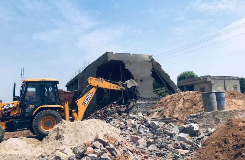 सरकारी भूमि से हटाया अतिक्रमण, अवैध कॉलोनी बसने से रोकी सरकारी भूमि से हटाया अतिक्रमण, अवैध कॉलोनी बसने से रोकी