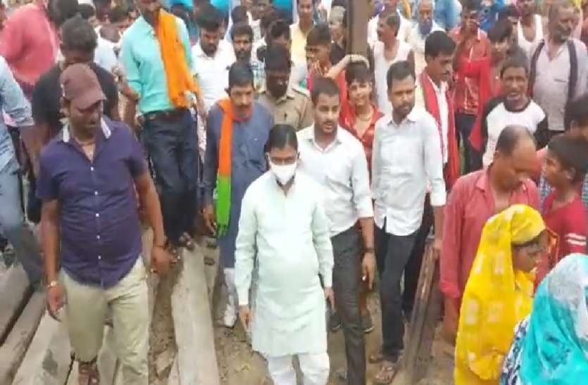 रेलवे की लापरवाही से परेशान ग्रामीणों ने सामूहिक आत्मदाह की दी धमकी, सांसद का किया घेराव रेलवे की लापरवाही से परेशान ग्रामीणों ने सामूहिक आत्मदाह की दी धमकी, सांसद का किया घेराव