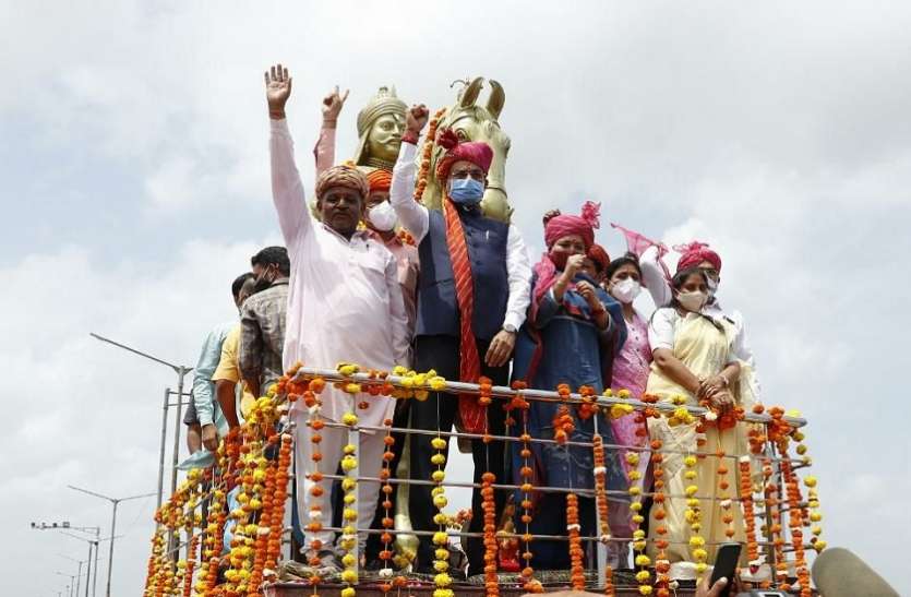 खंभालिया में महाराणा प्रताप की पंच धातु की प्रतिमा का अनावरण खंभालिया में महाराणा प्रताप की पंच धातु की प्रतिमा का अनावरण