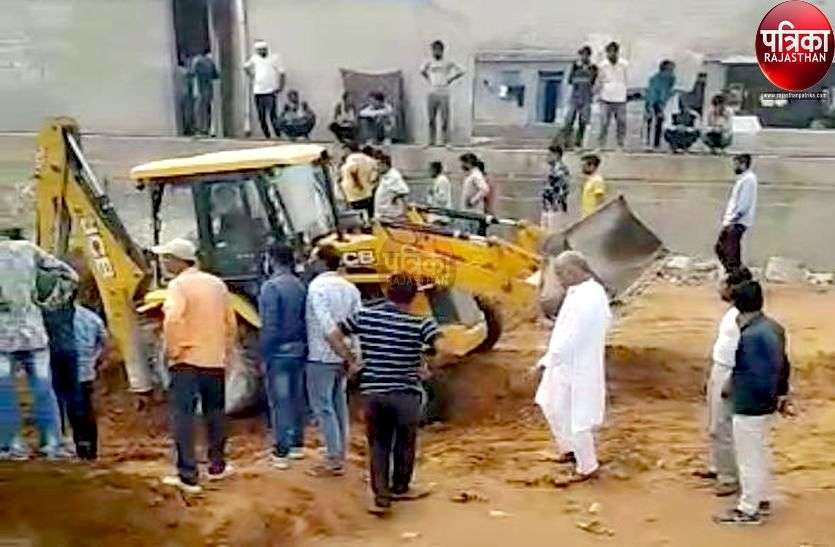 जालोर में हौज निर्माण कार्य के दौरान दीवार ढही, पांच की मौत, देखें पूरी तस्वीरें... जालोर में हौज निर्माण कार्य के दौरान दीवार ढही, पांच की मौत, देखें पूरी तस्वीरें...