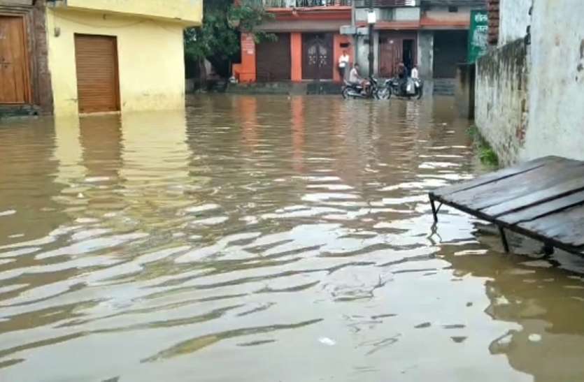 rain_effect.jpg वेस्ट में एक दिन की बरसात से सड़कें जलमग्न, घरों तक में भरा पानी
