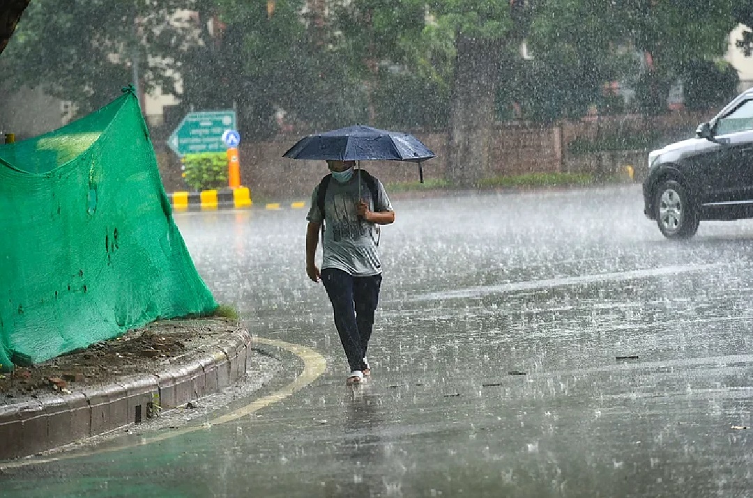 UP Weather Updates heavy rain in 25 districts list | UP Weather Updates :  मौसम विभाग का अलर्ट, इन 25 जिलों में अगले तीन दिन होगी झमाझम बारिश, देखें  लिस्ट | Patrika News