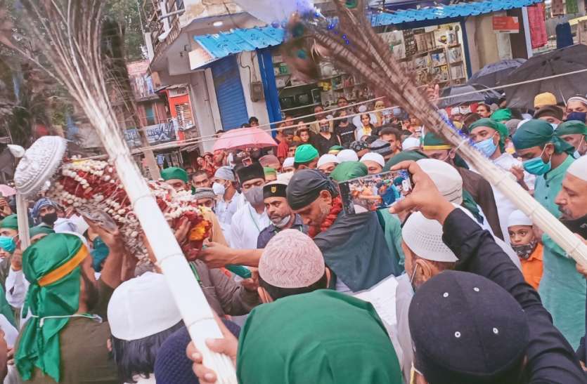 By attending the court of Baba Huzoor, the pilgrims sought their wishes बाबा हुजूर के दरबार में हाजिरी लगाकर जायरीनों ने मांगी मुराद