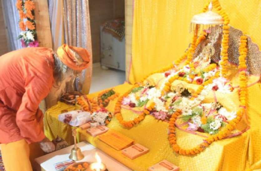 श्री रामलला को रक्षाबंधन बांधने अयोध्या आती है बहन शांता श्री रामलला को रक्षाबंधन बांधने अयोध्या आती है बहन शांता