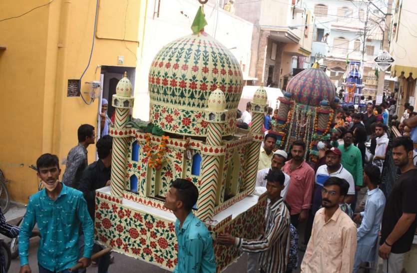 मातमी माहौल में नम आंखों से ताजियों को दी विदाई मातमी माहौल में नम आंखों से ताजियों को दी विदाई