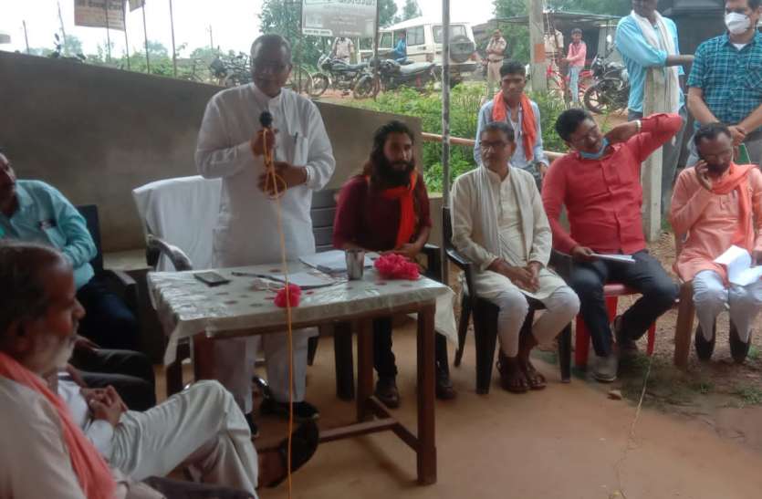 सांसद बिसेन ने किया बोतल बंद पानी का विरोध सांसद बिसेन ने किया बोतल बंद पानी का विरोध