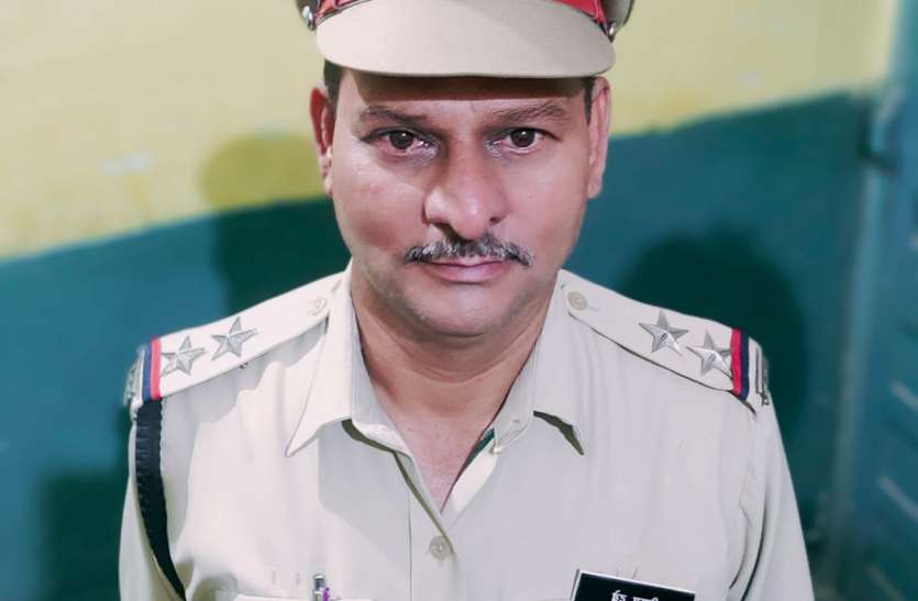 22_nsp_56.jpg गार्ड आफ आनर के साथ दी गई एसआई श्रीराम दुबे को अंतिम विदाई