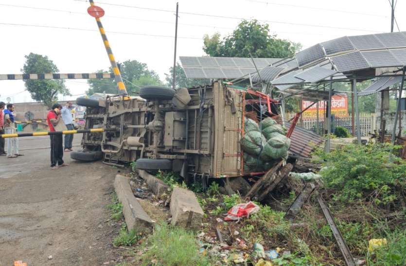 22nsp105.jpg रेलवे गेट से टकरा कर पलटा ट्रक, सिग्नल सिस्टम फेल होने से आउटर पर खड़ी रहीं ट्रेनें