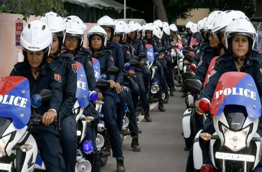 a2.jpg लड़कियां देख गाने गाना पड़ा महंगा, निर्भया स्क्वॉयड ने याद दिला दी नानी