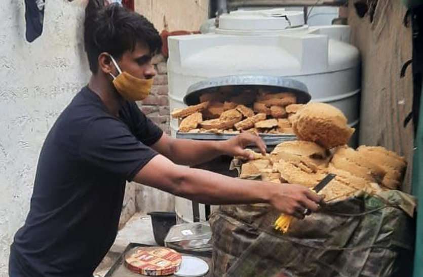 a3.jpg एलएमबी कैटर्स पर स्वास्थ्य विभाग की कार्रवाई, बासी घेवर और मिलावटी मिल्क केक करवाया नष्ट