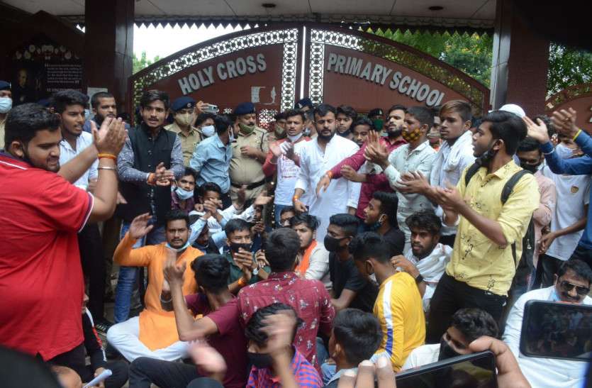 abvp_protest_news.jpg एबीवीपी ने होलीक्रॉस स्कूल में लगाया ताला, निजी स्कूल एसोसिएशन ने बीजेपी प्रदेशाध्यक्ष को लिखी चिट्ठी
