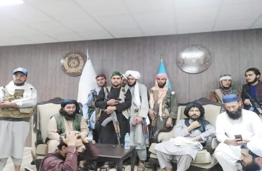 Taliban Enter Afghanistan cricket board headquarters अफगानिस्तान क्रिकेट बोर्ड के ऑफिस में घुसे हथियारबंद तालिबानी, पूर्व क्रिकेटर भी साथ