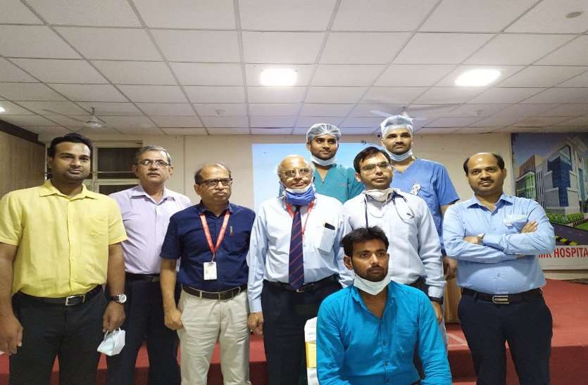ब्रेन में बने 9 एमएम गुब्बारे के सफल ऑपरेशन से दिनेश की बची जिंदगी, अब पूरे कर सकेगा चार बेटियों के सपने ब्रेन में बने 9 एमएम गुब्बारे के सफल ऑपरेशन से दिनेश की बची जिंदगी, अब पूरे कर सकेगा चार बेटियों के सपने