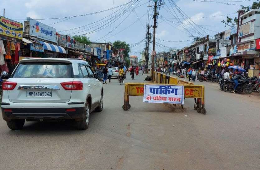 Banners kept on, four wheelers kept coming out प्रतिबंध के लगे रहे बैनर, निकलते रहे चार पहिया वाहन