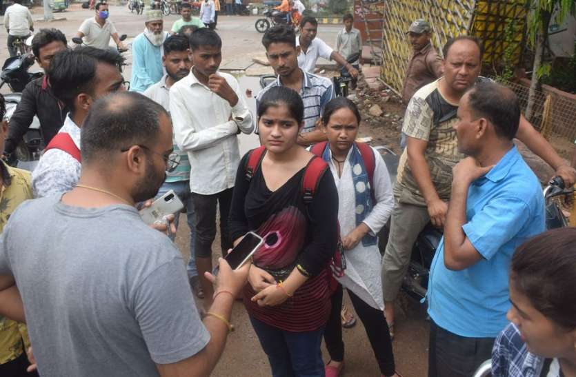 The miscreants ran away from the scooty riding student in broad daylight दिनदहाड़े स्कूटी सवार छात्रा से मोबाइल लूट भागे बदमाश